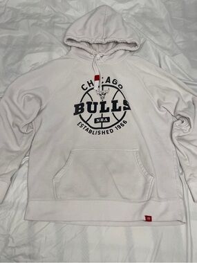 Chicago Bulls White Pullover Hoodie with Team Logo